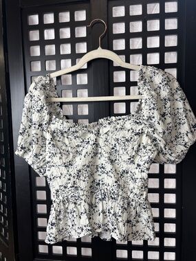 🤍 Lulu’s Smocked Peplum Top Women's Small Black White Floral Puff Sleeve NWT 🤍